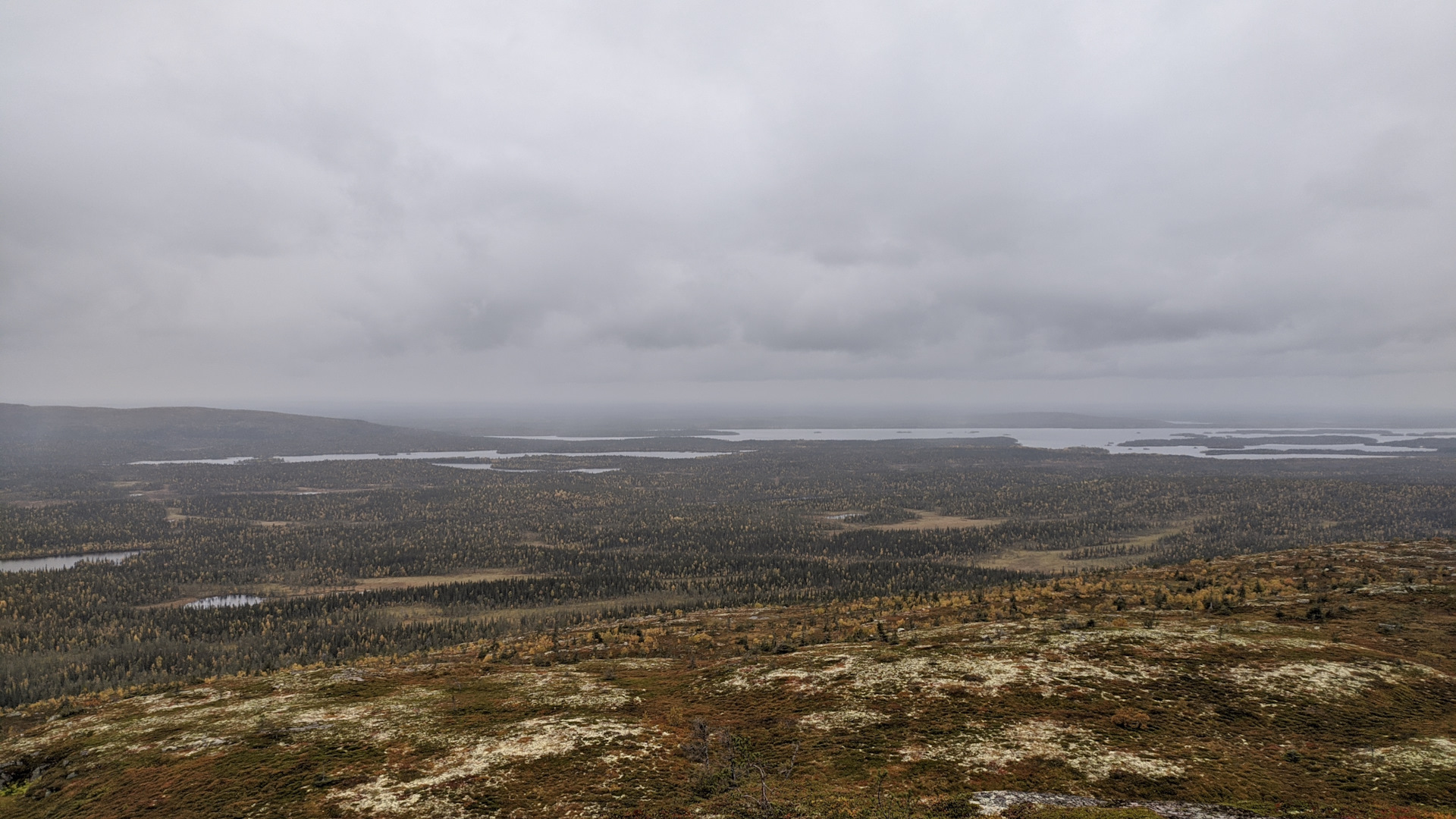 Вид с горы Нуоронен, северная Карелия осенью