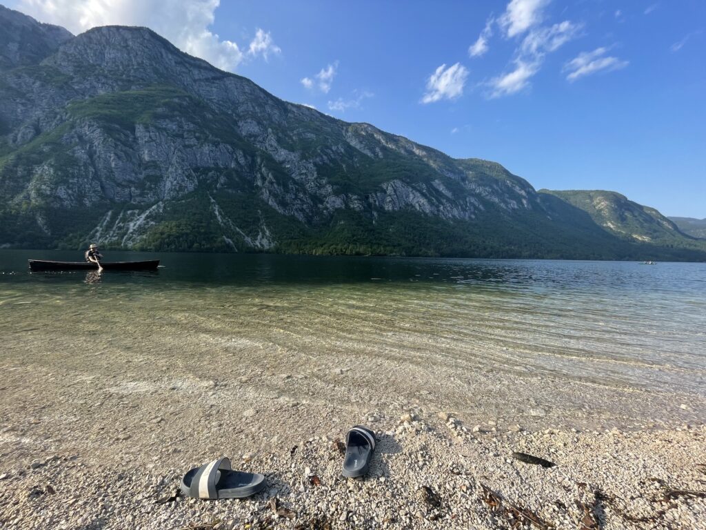 Природная красота озера Бохинь среди гор.