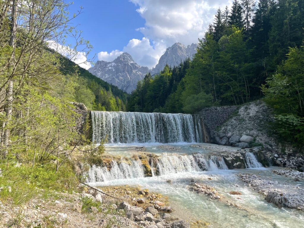 Водопад на горной реке с видом на альпы